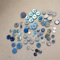 stort-lot-forskellige-lyseblå-retro-plastikknapper-